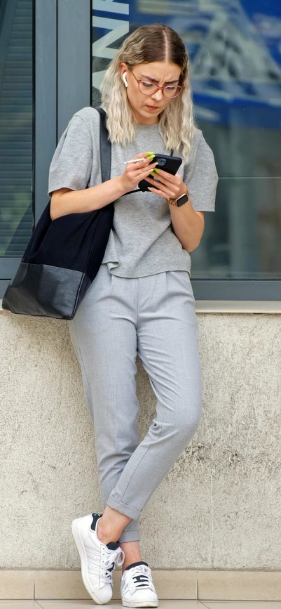 手机截图展示三上悠亚在线观看 App 的检索结果页，三条候选条目以卡片网格排列，每张卡片右上角带批次编号角标